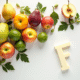 Assortiment de fruits frais commençant par F sur fond blanc