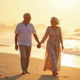 Couple souriant marchant sur la plage ensoleillee