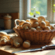 Panier de girolles fraîches sur une table en bois rustique
