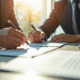 Deux professionnels signent un contrat au bureau