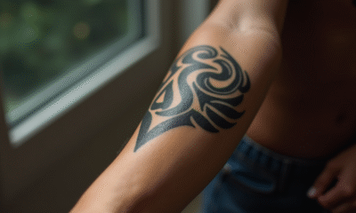 Gros plan d'un tatouage tribal noir sur l'avant-bras d'une jeune personne